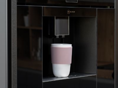 Kaffeetasse in Küchenmaschine mit Wasserfilter