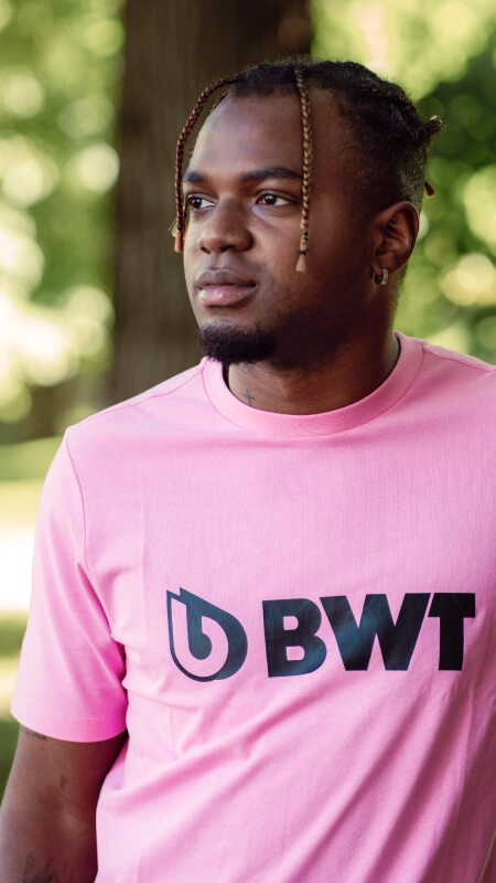 Homme avec un T-Shirt Rose BWT