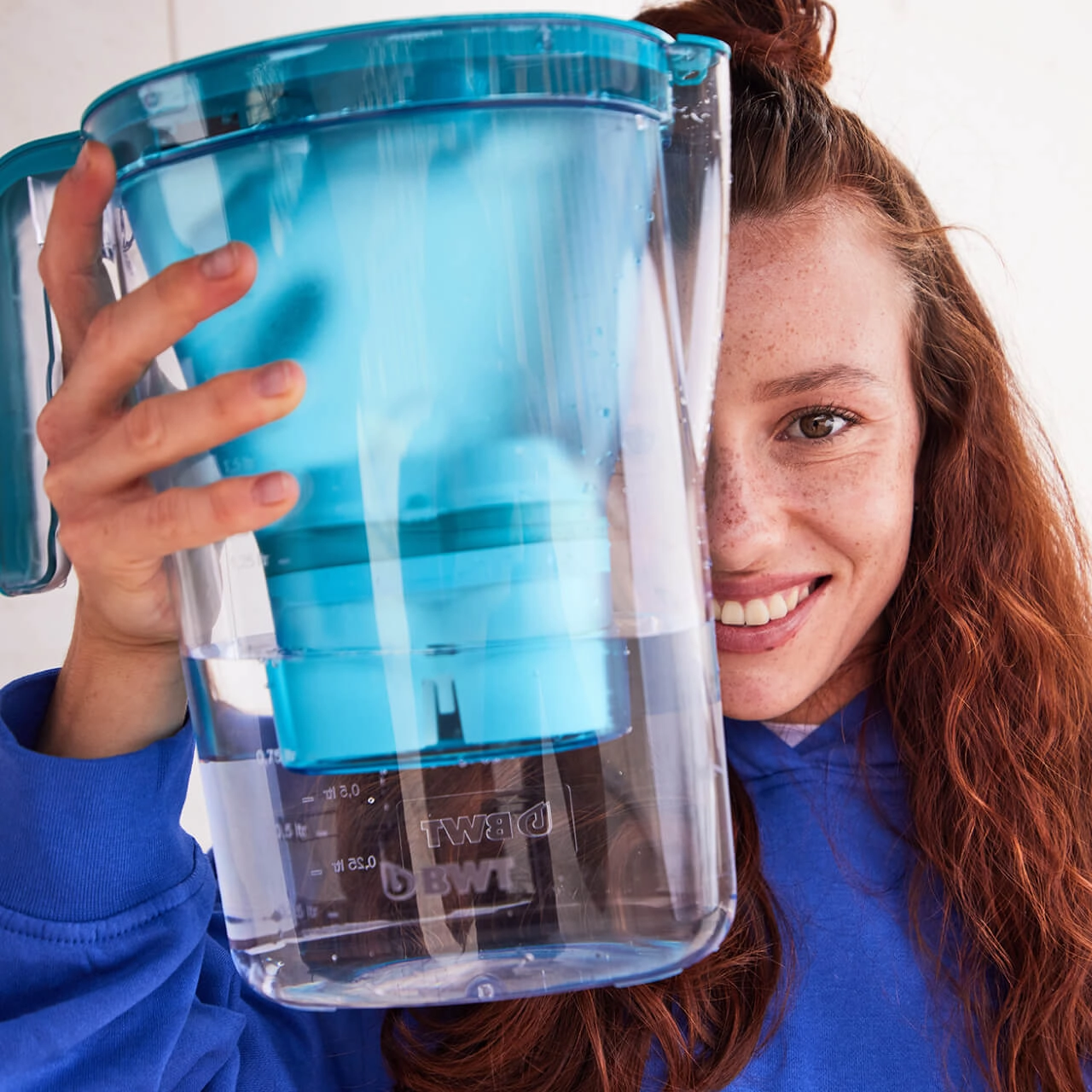 Mujer muestra filtro de agua para mesa