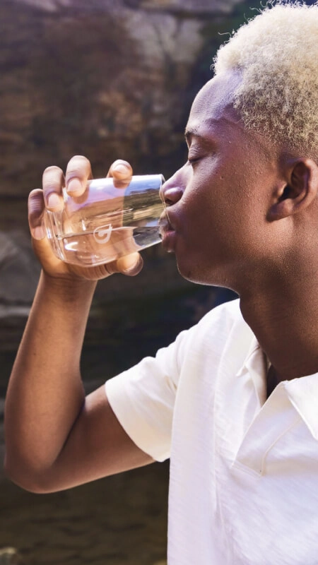 Trinkender Mensch mit BWT Glas