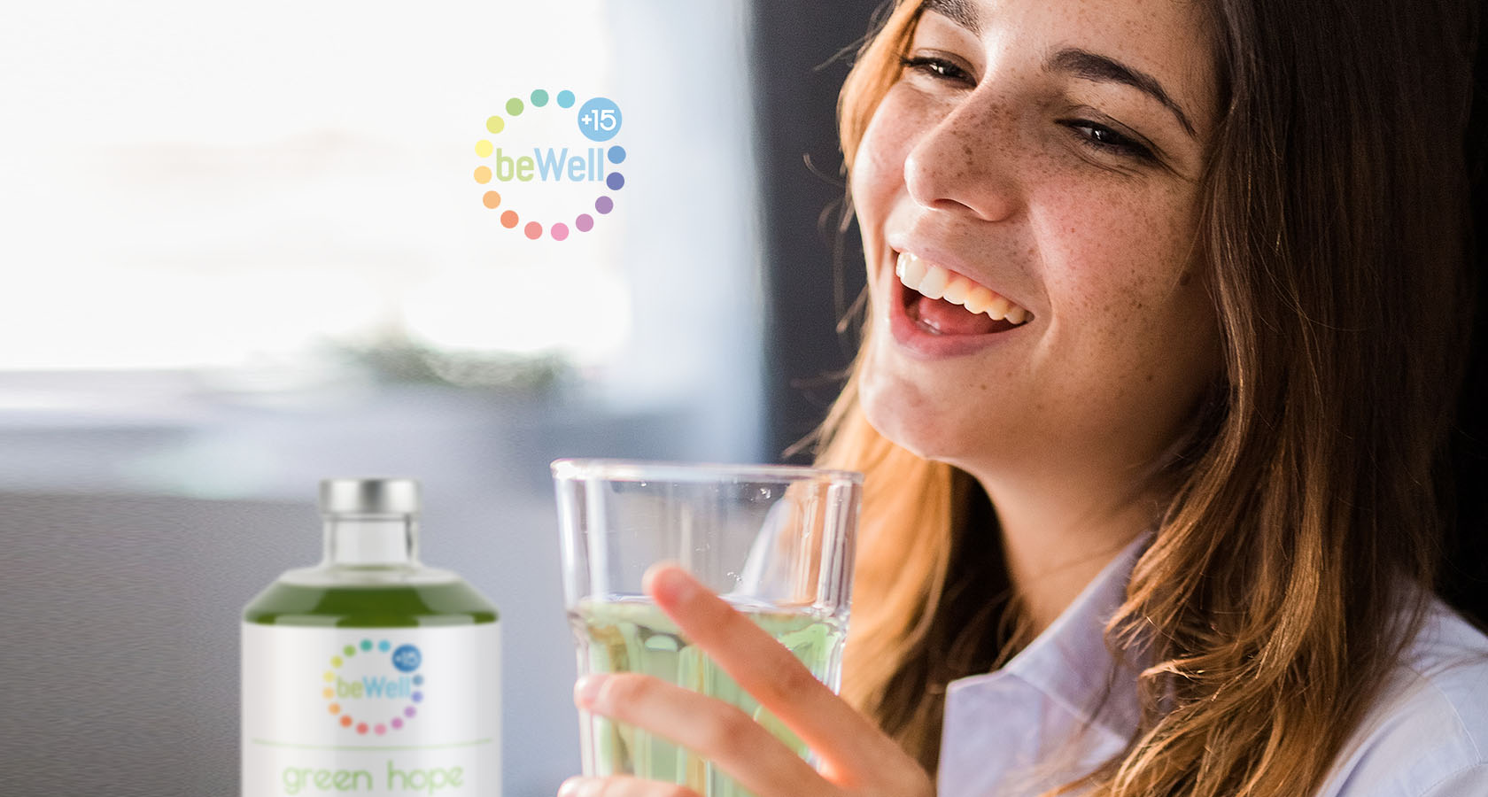 Vrouw met een beWell drankje