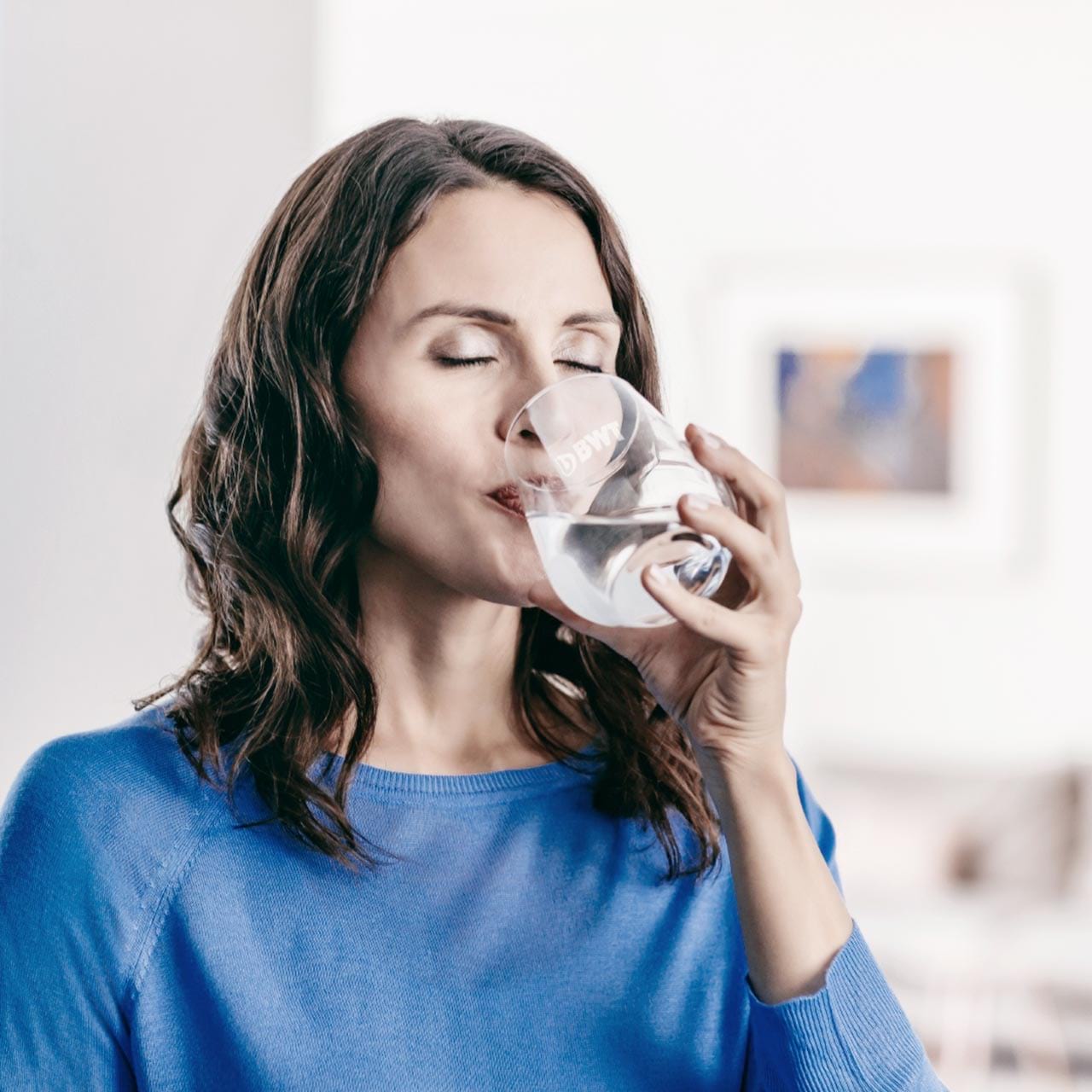 Frau genießt mineralisiertes Wasser