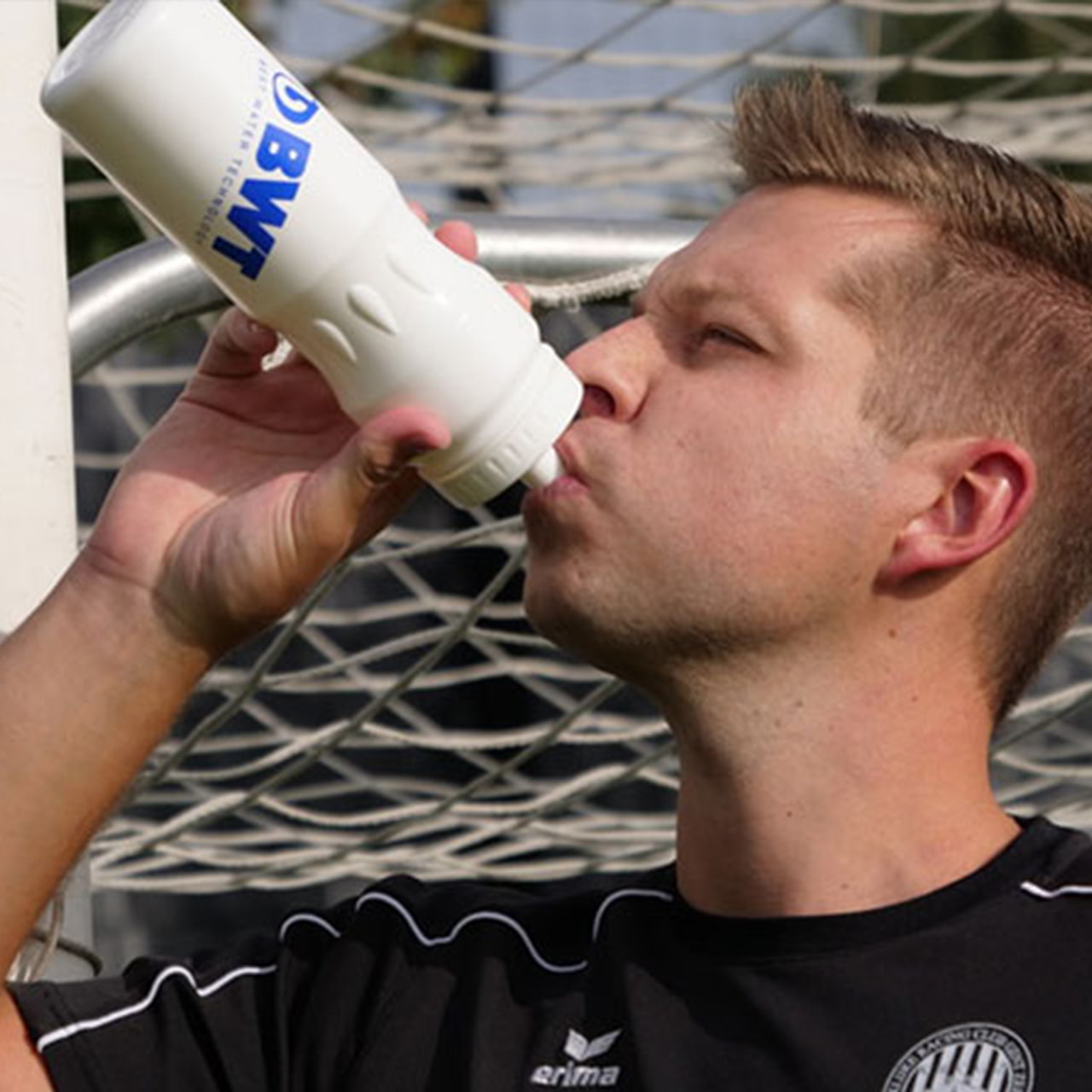 Footballeur buvant de l'eau BWT 