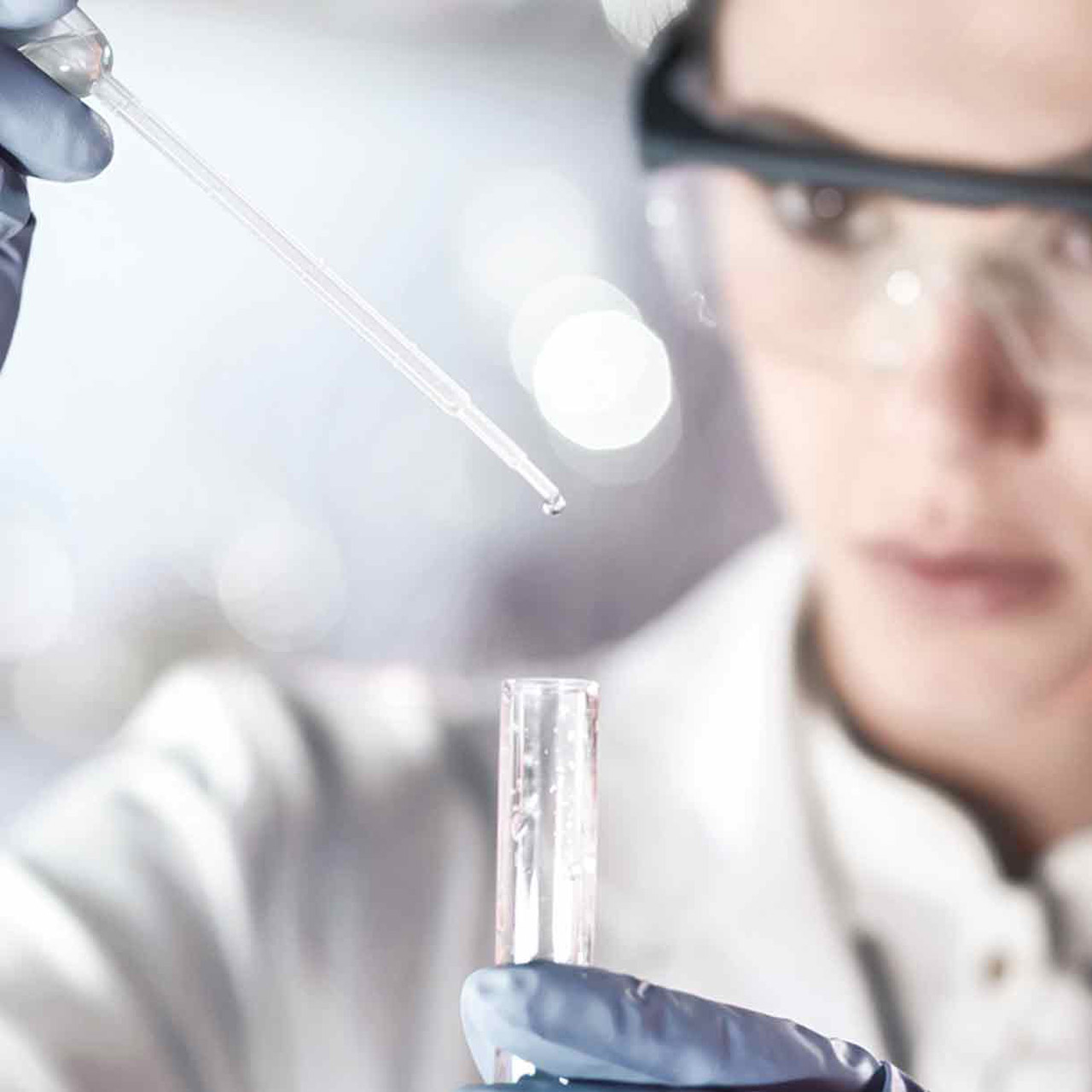 Chimiste femme analysant l'eau