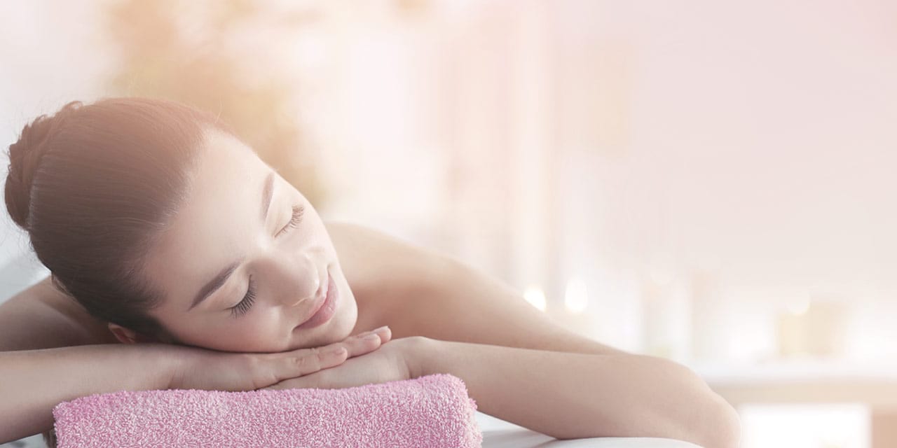 Frau entspannt nach Bad