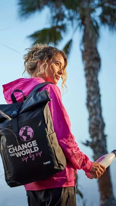 Femme avec Sac à Dos BWT et Bouteille BWT