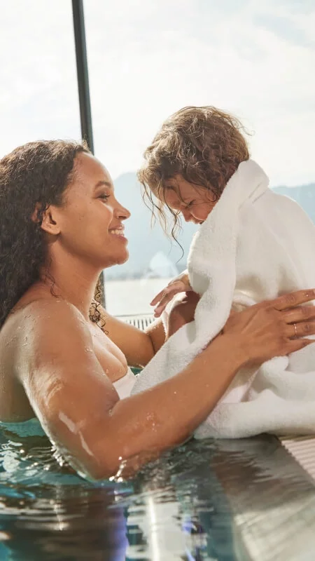 Femme avec Bébé dans la Piscine BWT