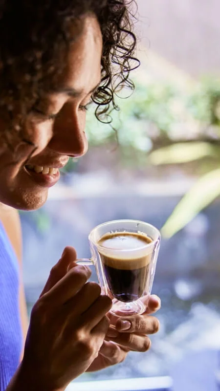 Femme avec Tasse d'Espresso