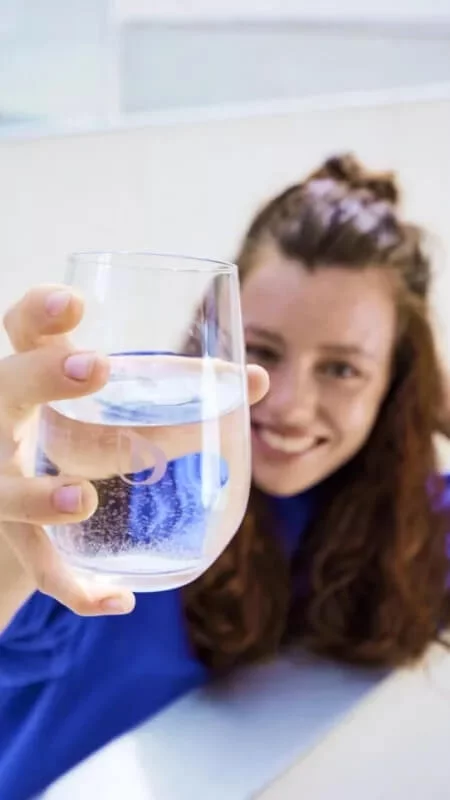 Femme avec Verre à Boire BWT