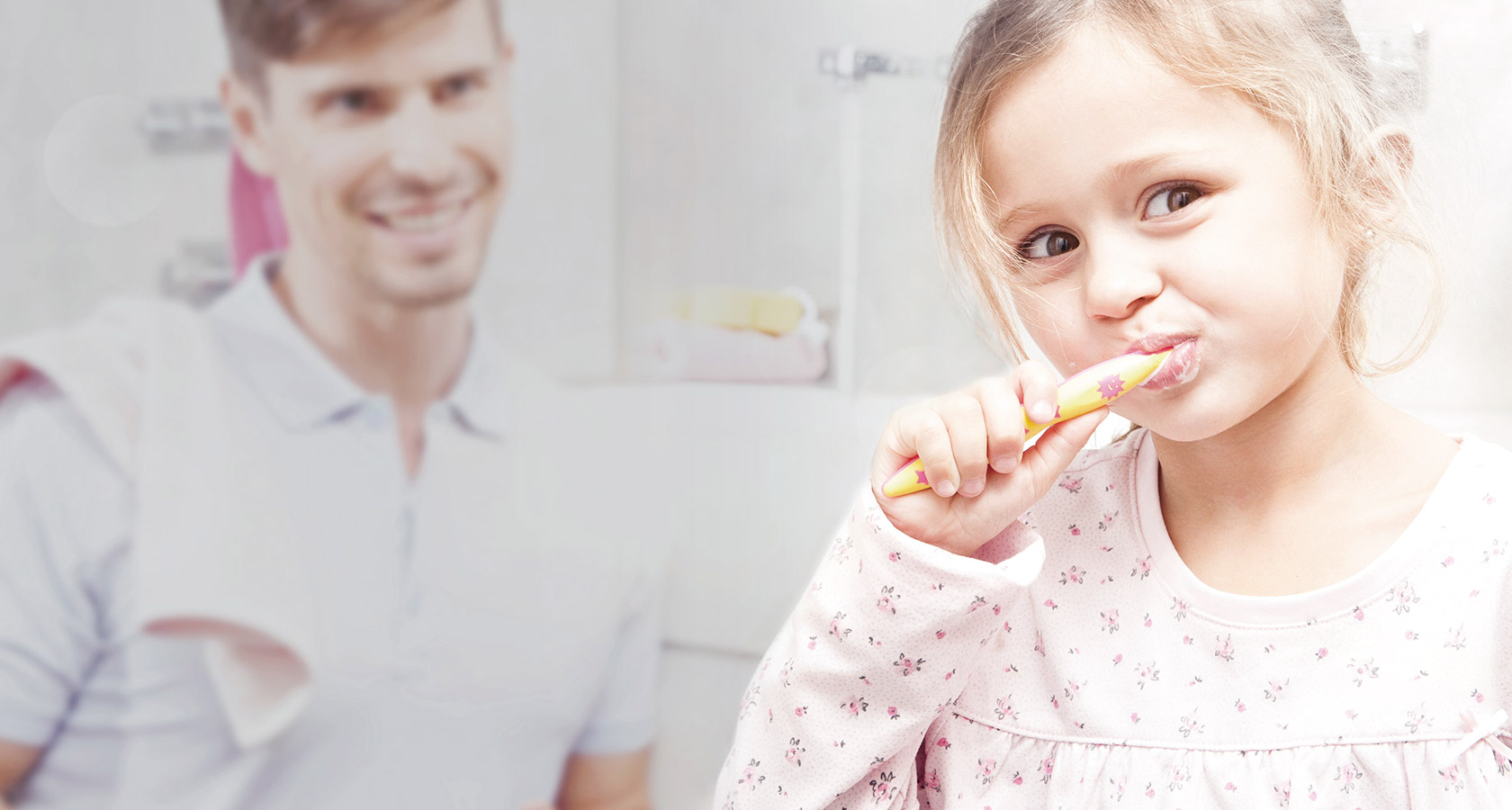 Mädchen beim Zähneputzen im Bad