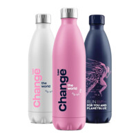 Three modern BWT drinking bottles in white, pink and dark blue stand side by side. Ideal for on the go, environmentally friendly, sustainable design and high-quality workmanship.