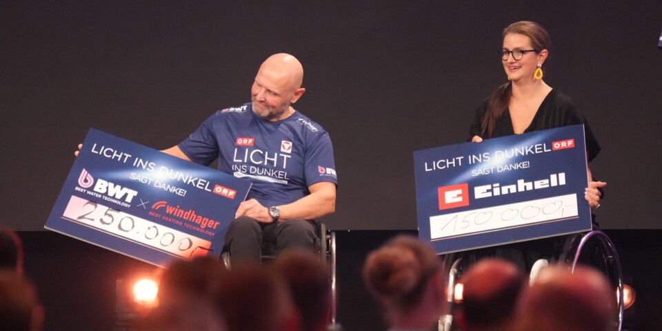 Spenden&uuml;bergabe bei der Licht ins Dunkel Gala 2025